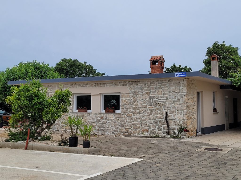 apartma bonaca parking